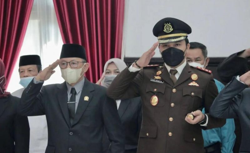 Kepala Kejaksaan Negeri Indramayu Ajie Prasetya (kanan). (foto: setwan indramayu).