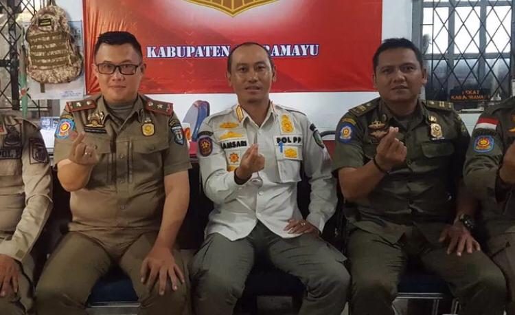 Kabid Penegakan Peraturan Daerah Satpol PP Indramayu, Kamsari Sabarudin (tengah). (foto: satpol pp indramayu)