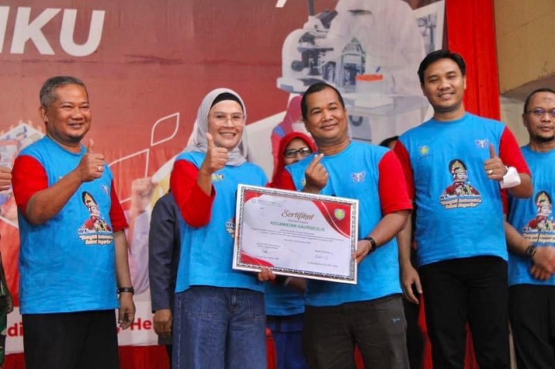 Kajari Indramayu Ajie Prasetya (kanan) bersama dengan Bupati Indramayu Nina Agustina (tengah) di acara peringatan Hari Kesehatan Nasional ke-58 di komplek Bumi Patra, Singajaya, Indramayu, Rabu, 23 November 2022. (foto: diskominfo indramayu).