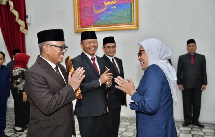 Bupati Indramayu Nina Agustina melantik Sekda Rinto Waluyo (kiri) sebagai Ketua Dewan Pengawas PDAM Indramayu di Pendopo, Sabtu, 31 Desember 2022