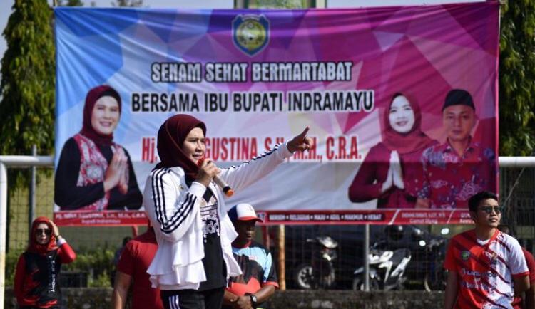 Bupati Indramayu Nina Agustina saat senam bareng dengan warga Desa Sleman Lor, Indramayu, Sabtu, (14/1/2023). (foto: diskominfo indramayu).