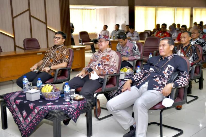Kepala Kejaksaan Negeri Indramayu Ajie Prasetya, SH., MH (kiri).