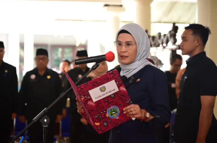 Bupati Indramayu Nina Agustina membacakan sumpah PNS di Pendopo Indramayu. Foto: nina agustina.