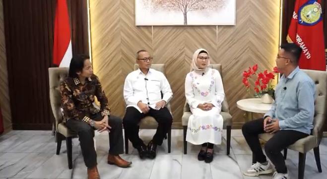 KPM BPR KR Indramayu Nina Agustina dan Ketua Satgas Penanganan Debitur Bermasalah dan Penyelamatan Aset Rinto Waluyo sedang membahas persoalan BPR KR, Sabtu, (15/4/2023). Foto: Idm Terkini.