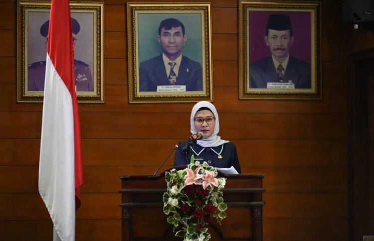 Bupati Indramayu Nina Agustina membacakan Laporan Keterangan Pertanggungjawaban (LKPJ) Tahun 2022 di gedung rapat utama DPRD Indramayu, Senin, (27/3/2023). Foto: ninaagustina.