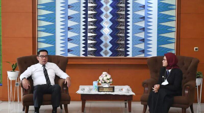 Gubernur Jawa Barat Ridwan Kamil dan Bupati Indramayu Nina Agustina. (foto: Pemkab. Indramayu).