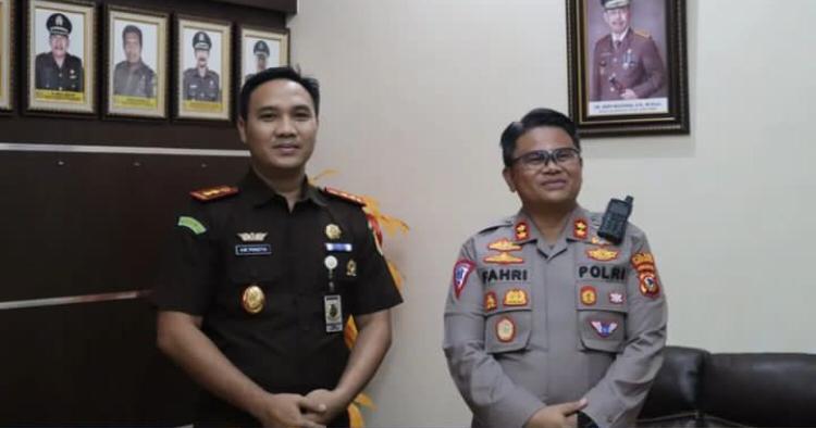 Kepala Kejaksaan Negeri Indramayu Ajie Prasetya menerima kunjungan Kepala Kepolisian Resor Indramayu AKBP M. Fahri Siregar di Kejaksaan Negeri Indramayu, Jalan Jend. Sudirman No. 234, Karanganyar, Indramayu, Senin, (9/1/2023). (Foto: Kejari Indramayu).