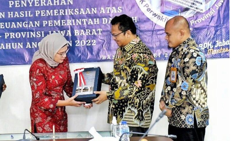Bupati Indramayu saat memperoleh predikat WTP dari BPK RI Perwakilan Jawa Barat di Kota Bandung, Jumat (12/5/2023). (Foto: diskominfo indramayu).