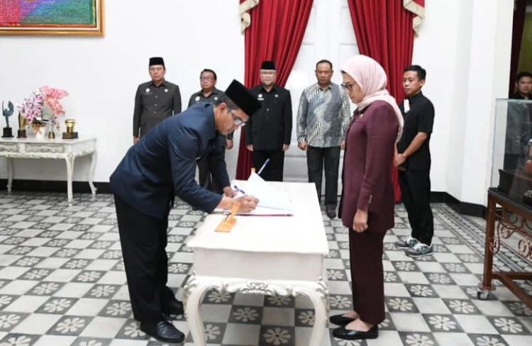 Angkat Inspektur Ari Risdianto Jadi Plt Dikbud dan Dewas BUMD, Bupati ...