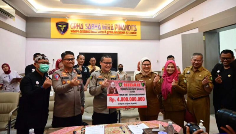 Bupati Indramayu Nina Agustina menyerahkan dana hibah Rp 4 miliar ke RS Bhayangkara Losarang, Indramayu, Jawa Barat, Selasa (6/6/2023). (Foto: diskominfo indramayu).
