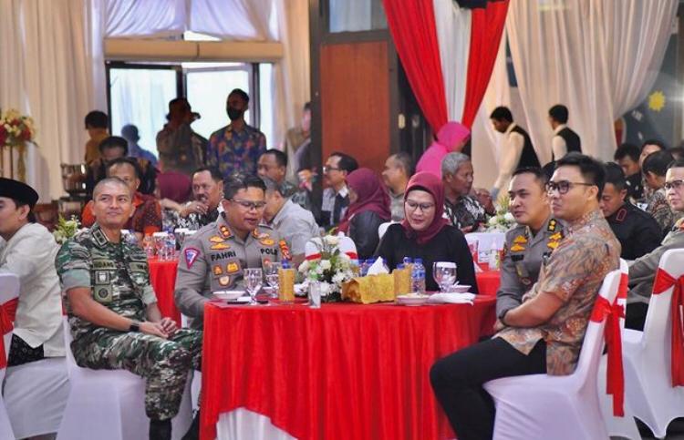 Dari kanan ke kiri, Kajari Indramayu Ajie Prasetya, AKBP Lukman Syarif, Bupati Indramayu Nina Agustina, Kapolres Indramayu AKBP M. Fahri Siregar, Dandim 0616 Indramayu Letkol Arm Andang Radianto saat acara pisah sambut Kapolres Indramayu di Gedung Pertemuan Bumi Parta, Jumat (6/1/2023). (Foto: diskominfo).