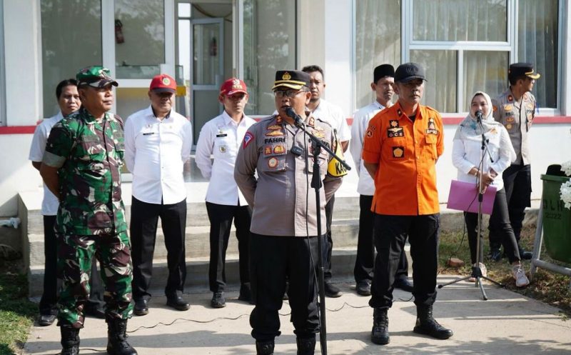 Kapolres Indramayu AKBP M.. Fahri Siregar saat kegiatan mitigasi kebakaran hutan dan lahan di TPA Pecuk, Sindang, Indramayu, Rabu (6/9/2023). (foto: diskominfo).