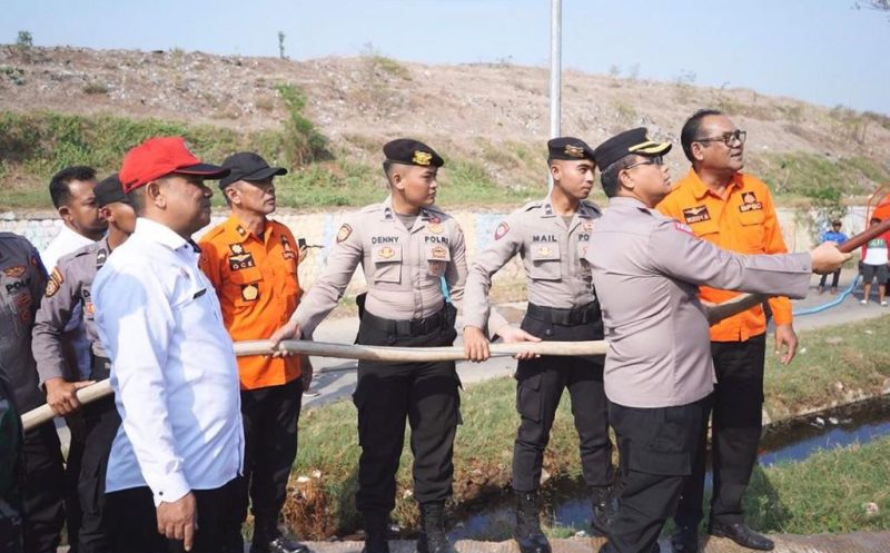Kapolres Indramayu AKBP M. Fahri Siregar bersama Pemkab Indramayu menyiram sampah TPA Pecuk, Sindang, Indramayu, Rabu (6/9/2023). (foto: diskominfo indramayu).