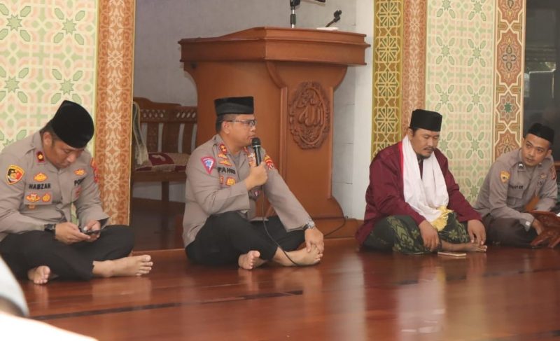 Kapolres Indramayu AKBP M. Fahri Siregar didampingi Waka Polres Indramayu Kompol Hamzah Badaru dalam kegiatan Kamis Curhat di Masjid Polres Indramayu. (foto: simpulindonesia).