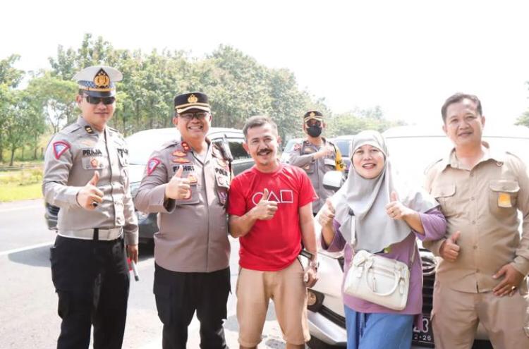 Kapolres Indramayu AKBP M. Fahri Siregar didampingi Kanit Regident Iptu Supraja dan Kasi Humas Polres Indramayu Ipda Tasim (paling kanan). (foto: polres idm).