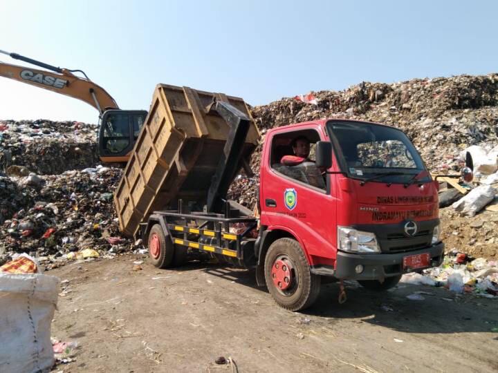 Mobil truk Dinas Lingkungan Hidup Kab. Indramayu membuang sampah di TPA Pecuk. (Foto: diskominfo)