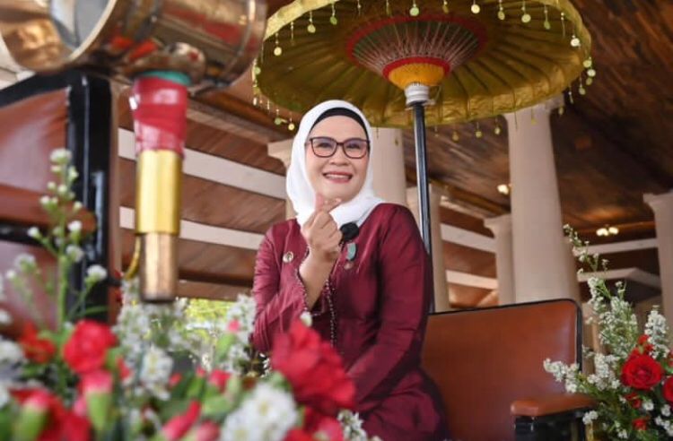 Bupati Indramayu Nina Agustina menaiki pedati untuk menghadiri sidang paripurna dalam rangka HUT Kabupaten Indramayu ke-496 di DPRD Kabupaten Indramayu, Sabtu, 7 Oktober 2023. (Foto: Nina Agustina).