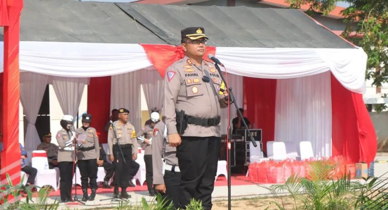 Kapolres Indramayu AKBP M. Fahri Siregar saat apel gelar pasukan Operasi Mantap Brata Lodaya 2023-2024 di lapangan Bumi Patra Balongan, Selasa (17/10/2023). (Foto: humas Polres Indramayu).