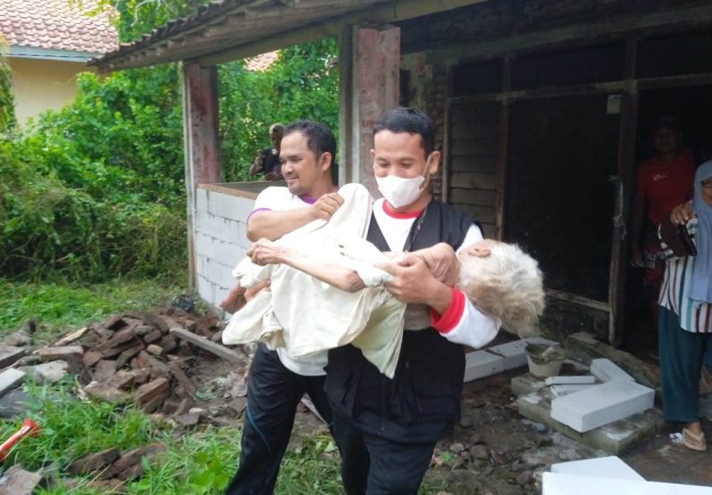 Tim Dokmaru membawa Kaswati (80) ke RSUD Indramayu, Rabu (6/12/2023). (Foto: Aan).