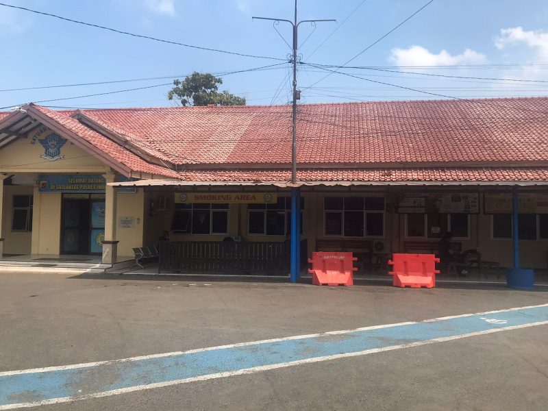 Lokasi kendaraan sepeda motor tidak sesuai TNKB dan kelengkapan yang terlihat sudah ditertibkan dan diletakan barrier oleh Propram, di depan ruang pelayanan SKCK Sat Intelkam Polres Indramayu, Jalan Gatot Subroto No. 3, Indramayu, Jawa Barat, Kamis (21/12/2023). (Foto: tjimanoek)