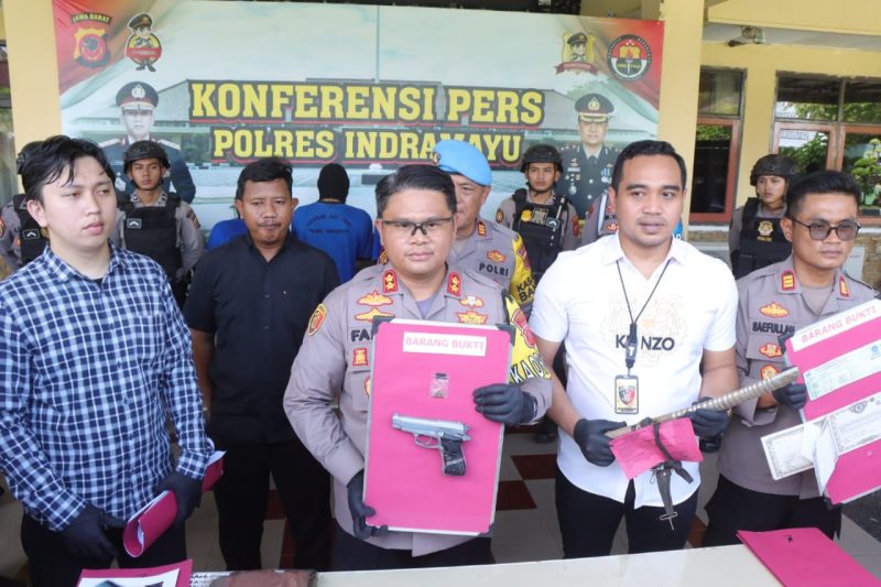 Konpers penangkapan maling bersenjata airsoftgun di Kec. Gabus Wetan oleh Polres Indramayu, Kamis, 4 April 2024. (foto: tbnews Polres Idm)